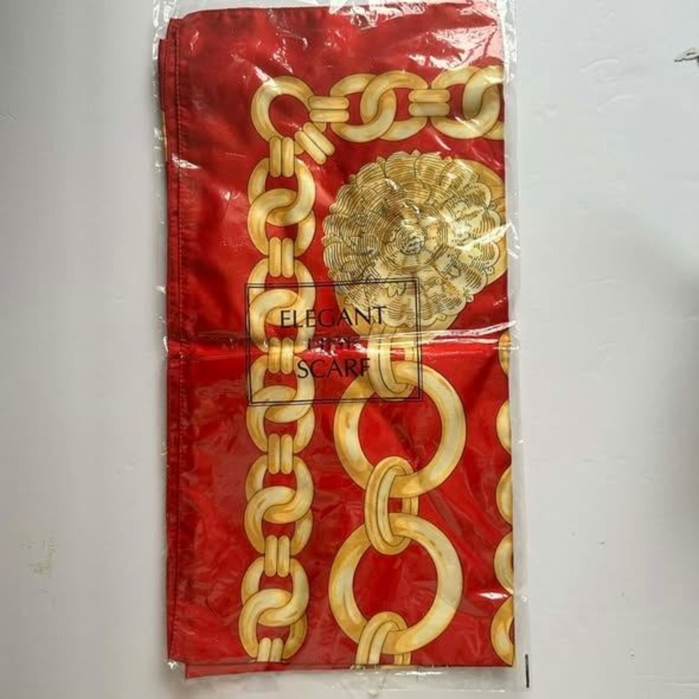 AVON Elegant Red Square Scarf Gold Chain Link Medallion Print NOS‎ Satin Finish - Picture 3 of 3